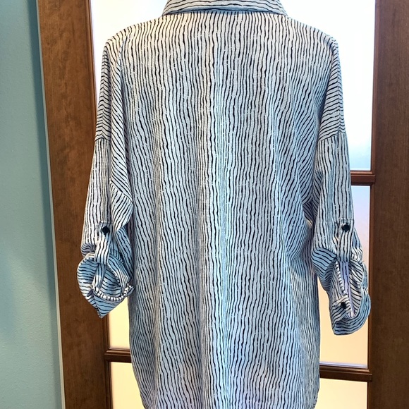 White and black blouse size medium - Picture 3 of 5